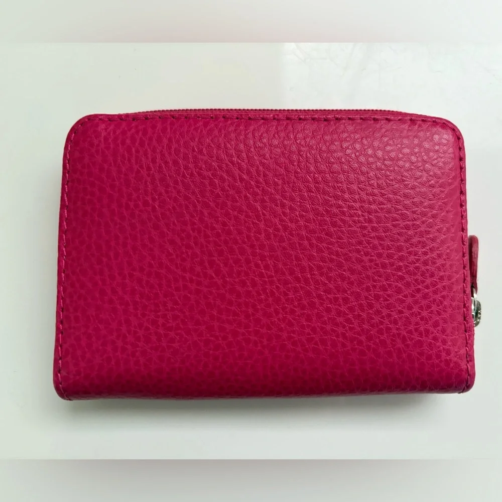 Laurige Elegant Fuchsia Small leather wallet with zipper closure.